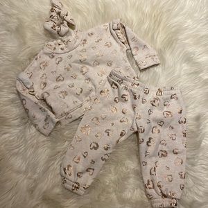 3/25$ btween Jogging Set with Gold Hearts 3 PIECE SET Size 6-12 mos
